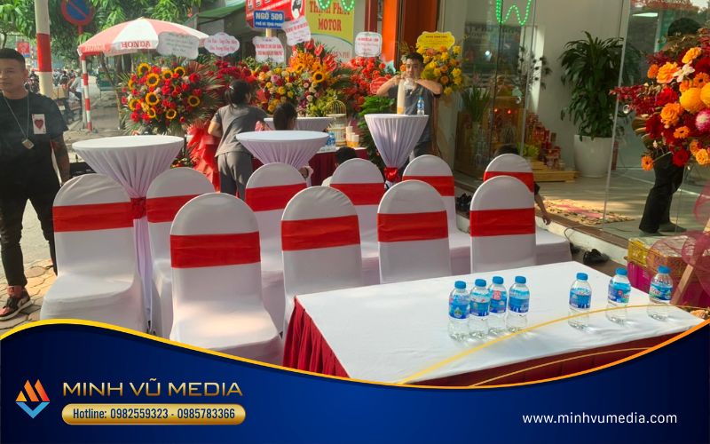 Khăn trải bàn, áo ghế, nơ ghế được trang bị đầy đủ