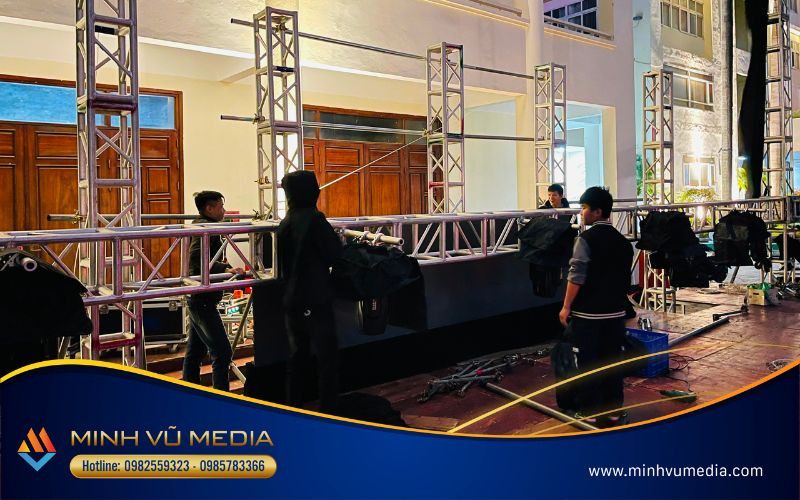 Kỹ thuật viên Minh Vũ Media setup sự kiện