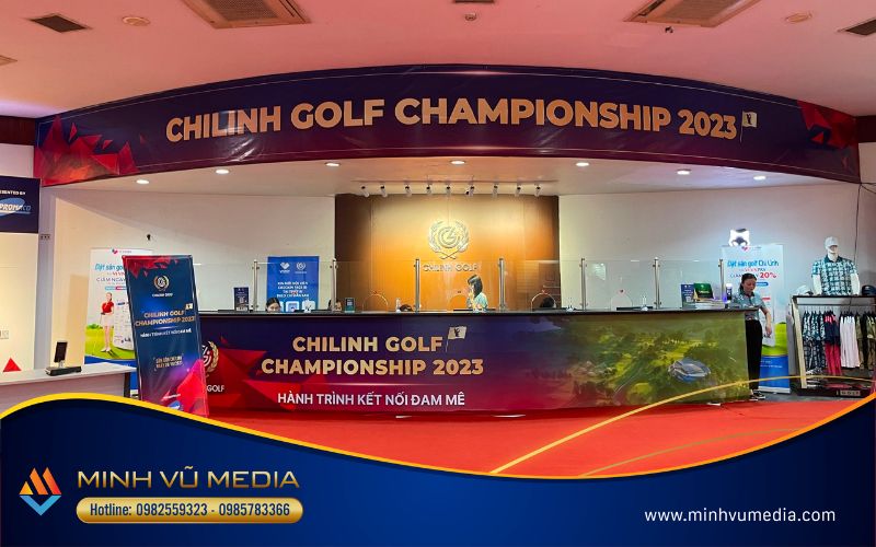 Standee và banner tổ chức giải golf được chuẩn bị sẵn sàng