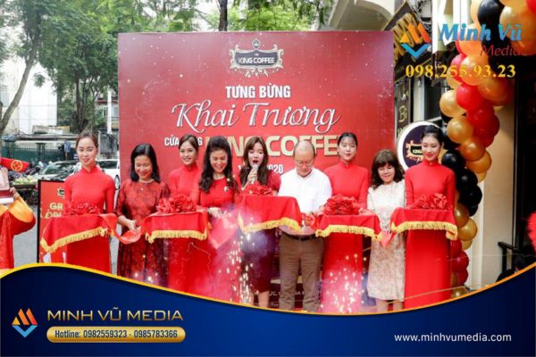 Tiết mục cắt băng khánh thành 